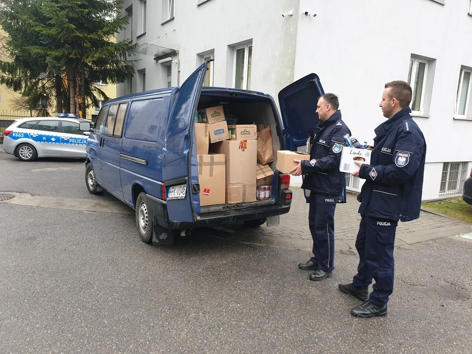 Mieleccy policjanci z pomocą dla uchodźców - Zdjęcie główne