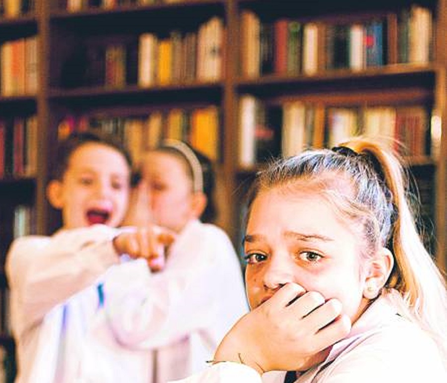 Zwyrodnialcy w szkole. Uczniowie nagrali filmik jak znęcają się nad koleżanką! - Zdjęcie główne