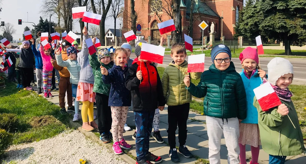 Ulicami Chorzelowa z flagą w ręku. Przedszkolaki dali lekcję patriotyzmu [ZDJĘCIA] - Zdjęcie główne