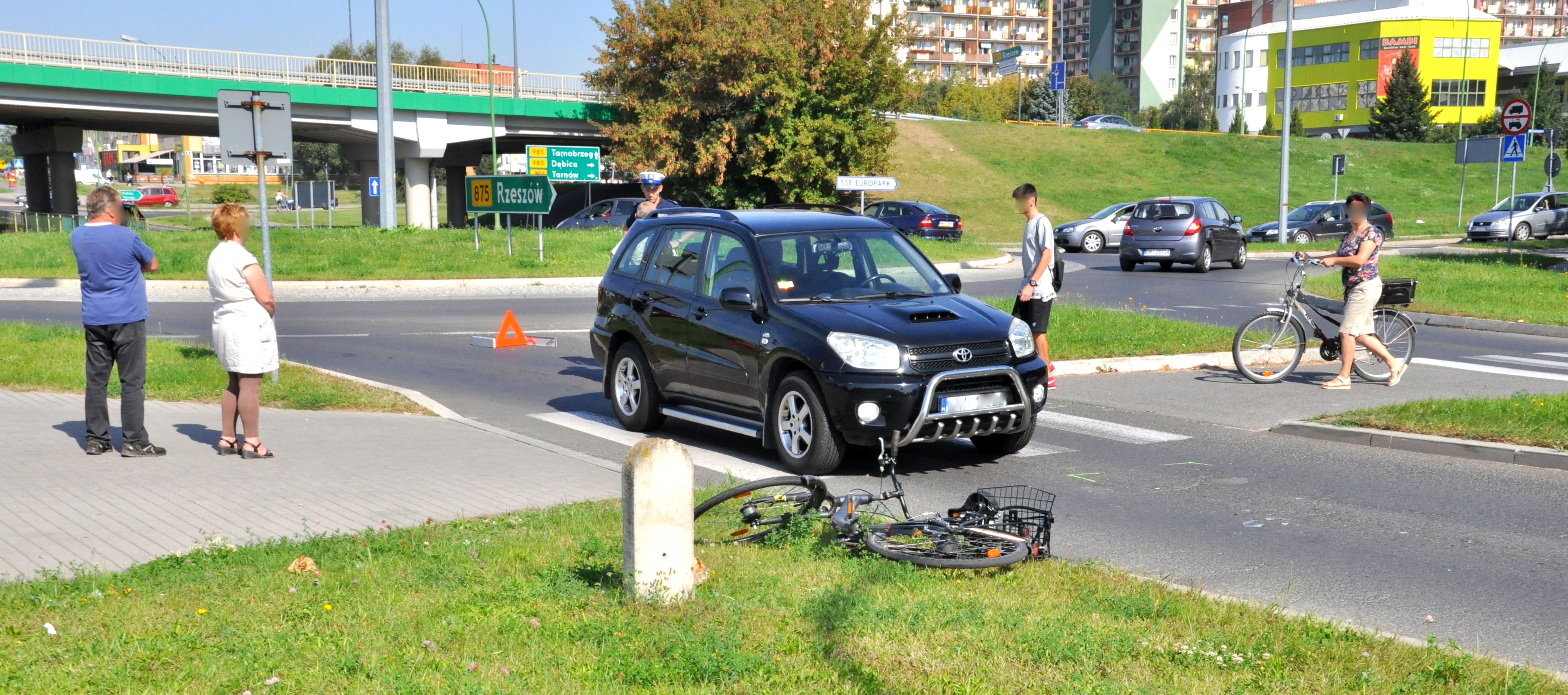 Potrącenie rowerzysty na ulicy Jagiellończyka w Mielcu. - Zdjęcie główne