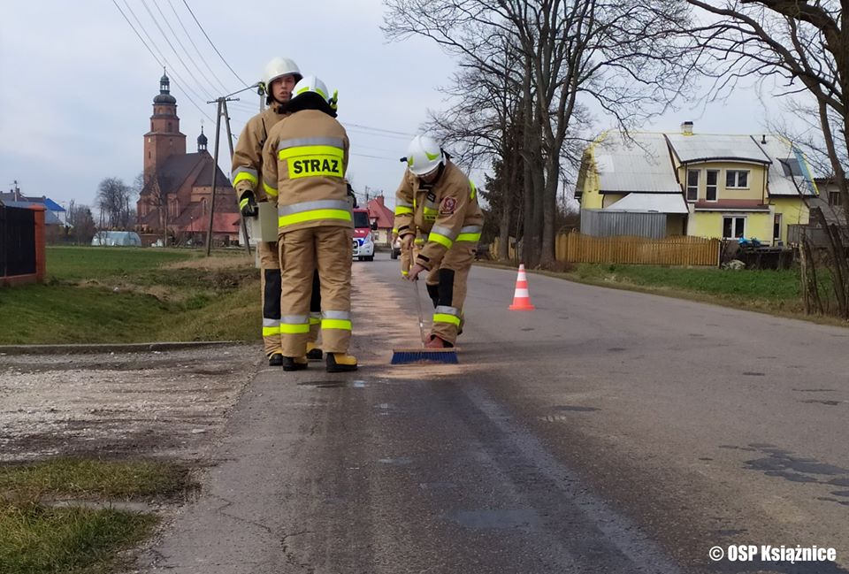 Strażacy usuwali plamę oleju - Zdjęcie główne