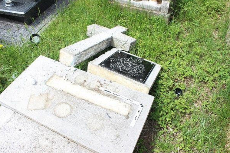 Z REGIONU: Młody wandal zdewastował cmentarz! Niszczył groby, wyrywał krzyże - Zdjęcie główne