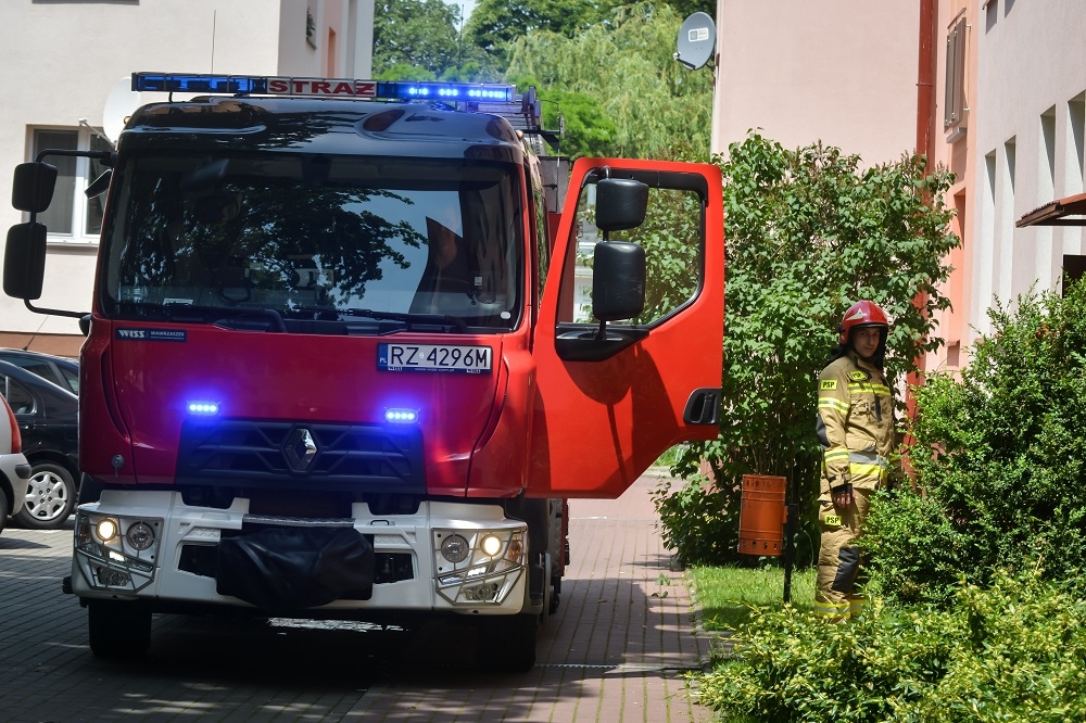 Strażacy otrzymali zgłoszenie o pożarze mieszkania [FOTO, VIDEO] - Zdjęcie główne