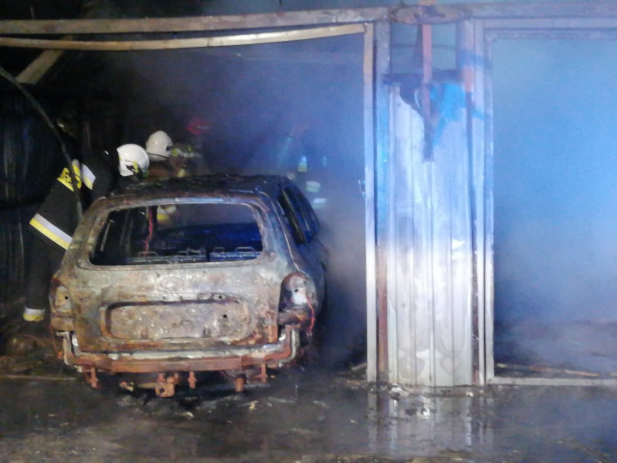 Nocna akcja strażaków – spłonął garaż i samochód! [FOTO] - Zdjęcie główne