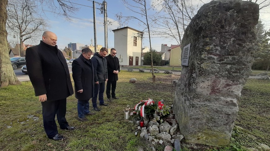 Władze Powiatu Mieleckiego i miasta Mielca uczciły pamięć pomordowanych w czasie II wojny Światowej żydowskich mieszkańców ziemi mieleckiej - Zdjęcie główne