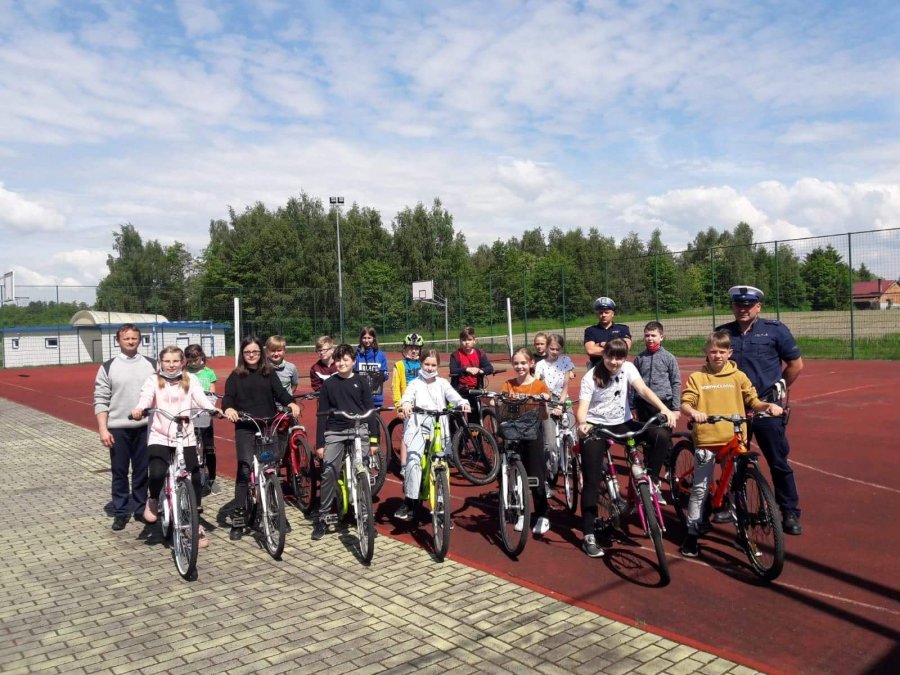 Policjanci podczas spotkania w Ośrodku Rehabilitacyjno-Edukacyjno-Wychowawczym przy ulicy Wojsławskiej w Mielcu