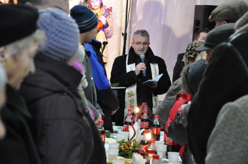 Wigilia miejska dla samotnych za nami. Niezwykły wieczór na placu AK [FOTO] - Zdjęcie główne