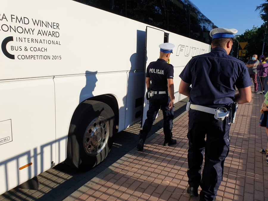 Mieleccy policjanci kontrolują autokary.