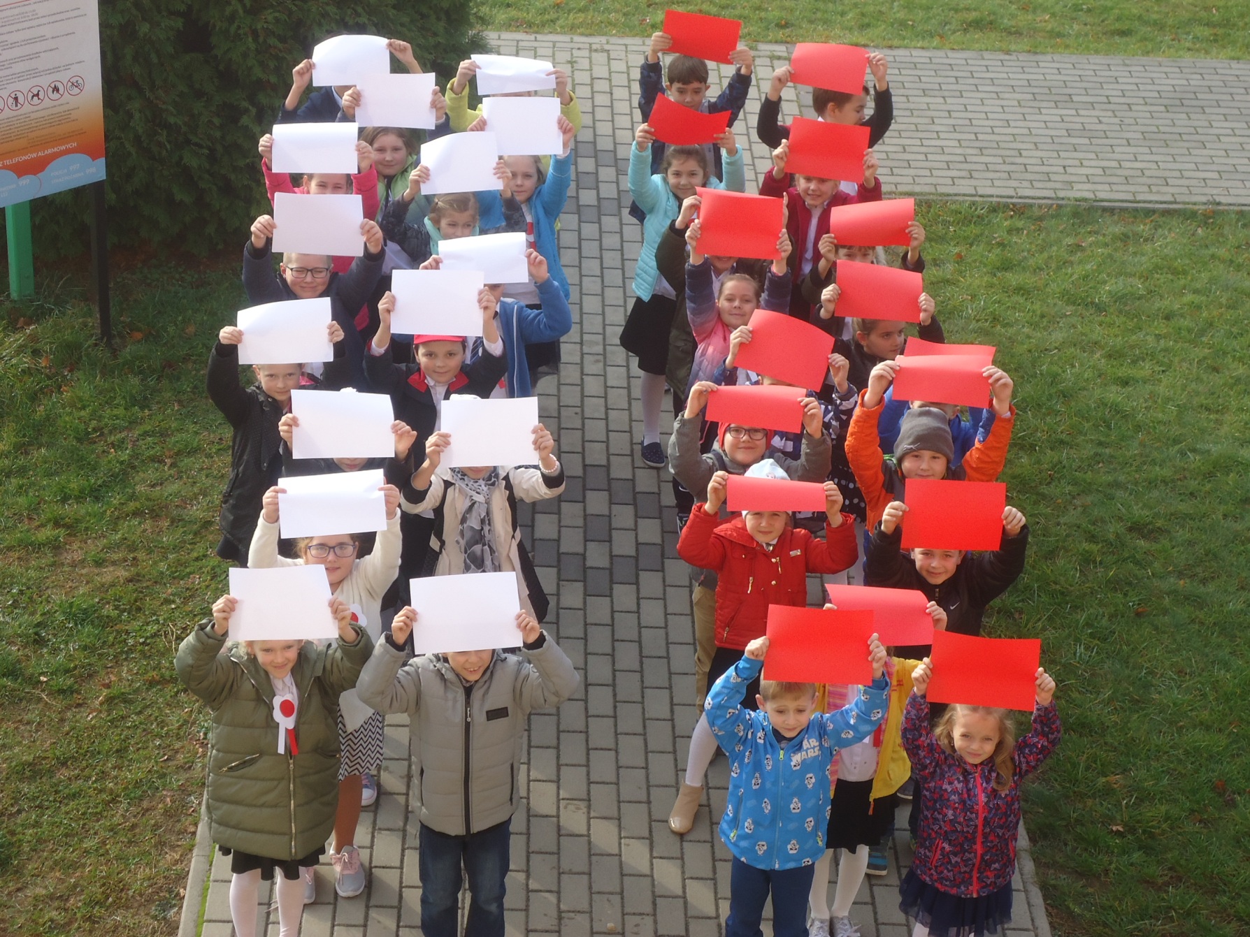 Rekordowe śpiewanie hymnu w szkołach [FOTO] - Zdjęcie główne