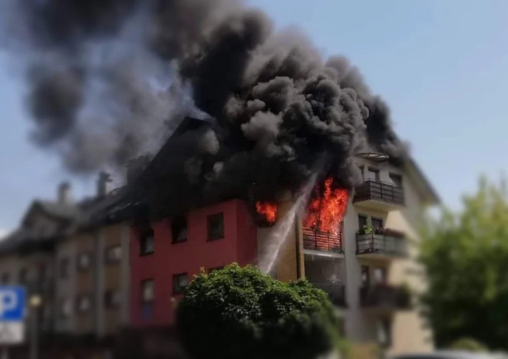 Pożar na ul. Dąbrówki. Sześć osób ewakuowanych z palącego się bloku [AKTUALIZACJA-ZDJĘCIA] - Zdjęcie główne