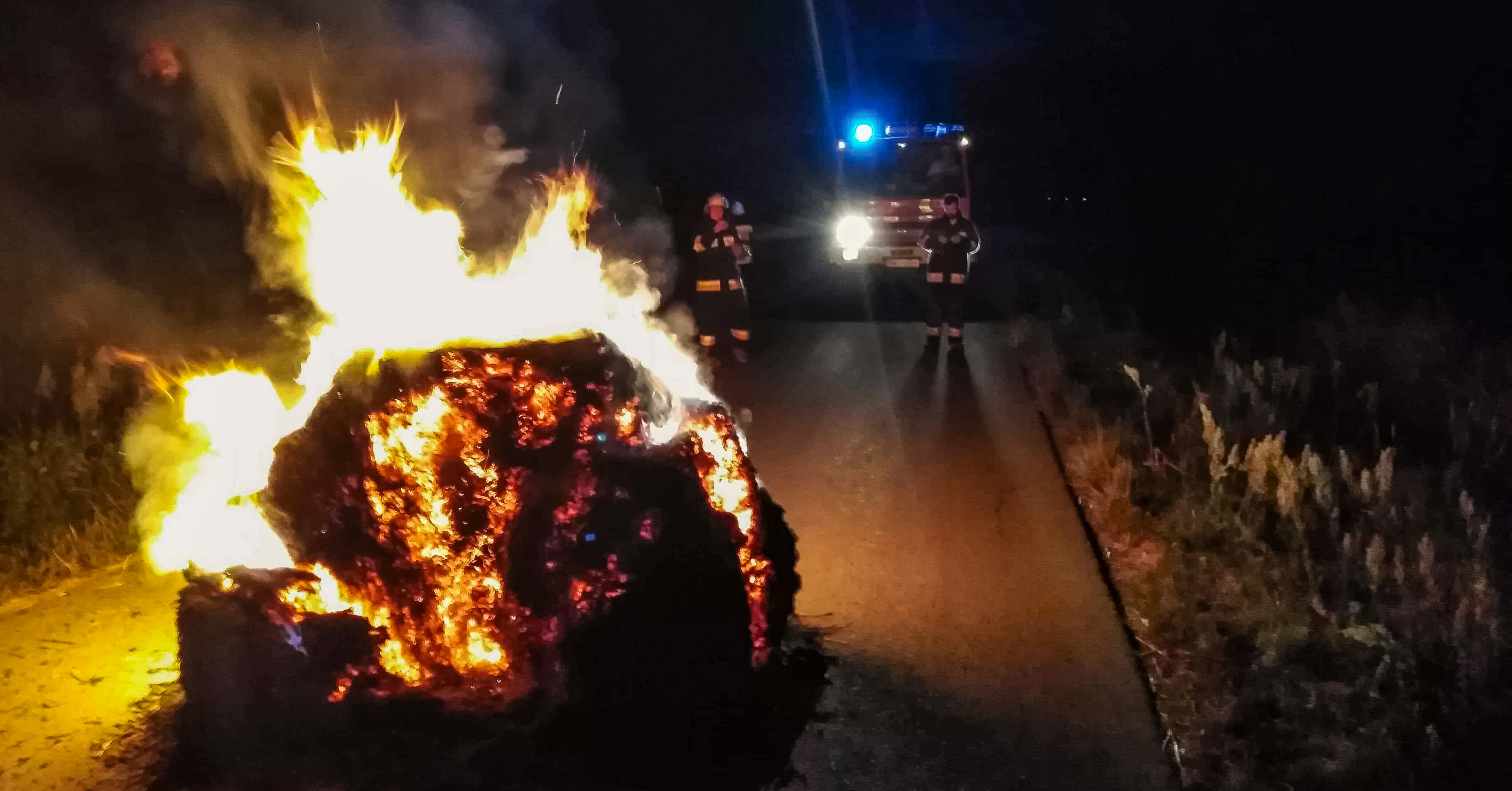 Pożar bala na środku drogi! - Zdjęcie główne