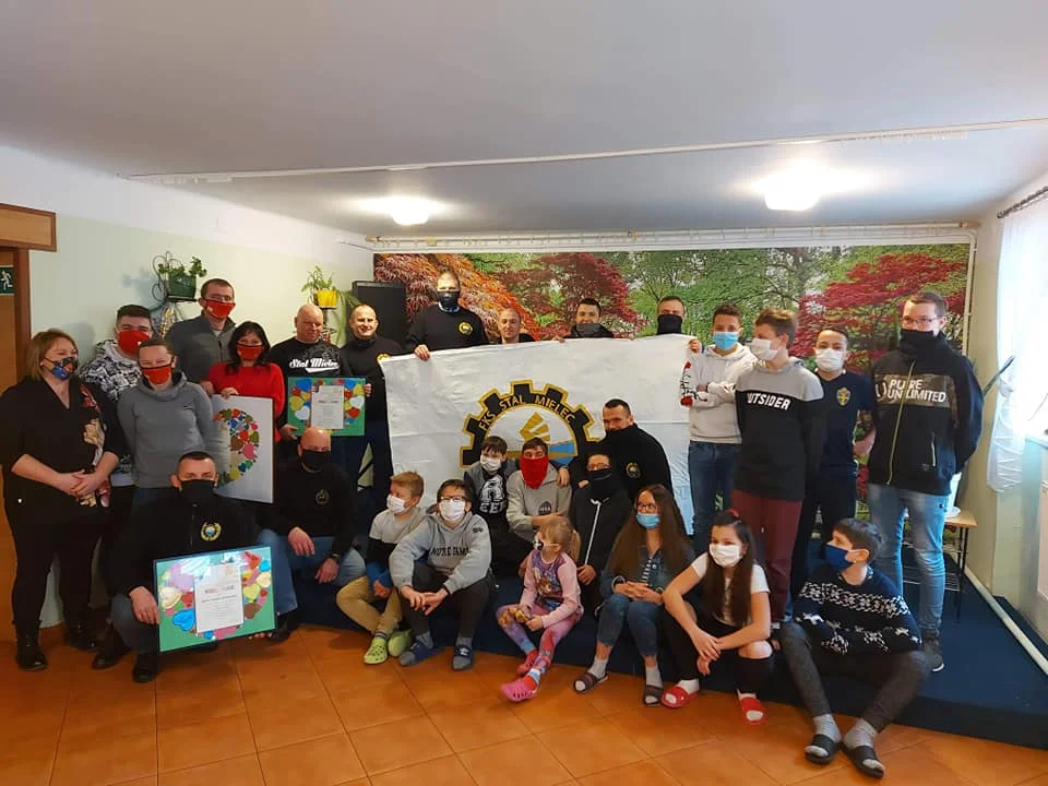 Kibice przyjaciółmi Domu Dziecka w Skopaniu - Zdjęcie główne