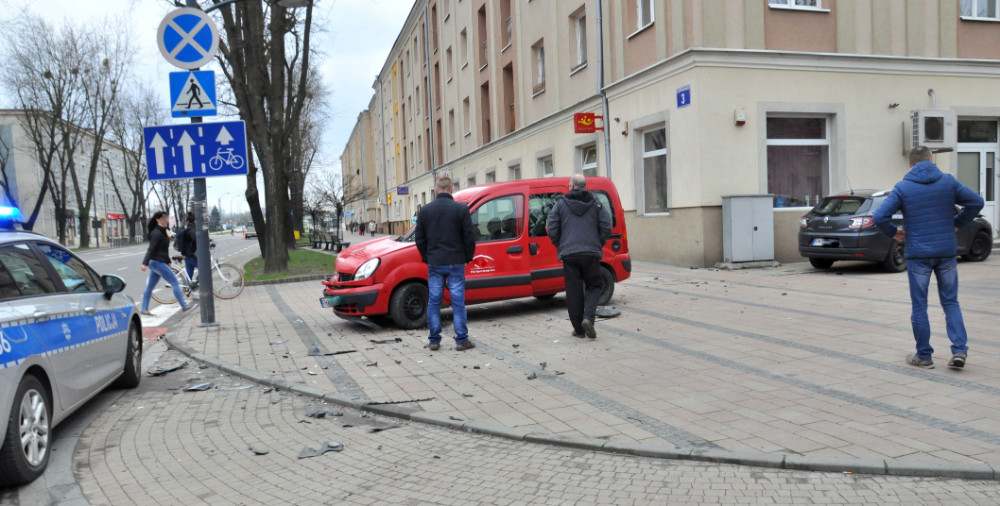 Wypadek przy Alei Niepodległości. Jedna osoba w szpitalu. Bez utrudnień na drodze. [ZDJĘCIA] - Zdjęcie główne