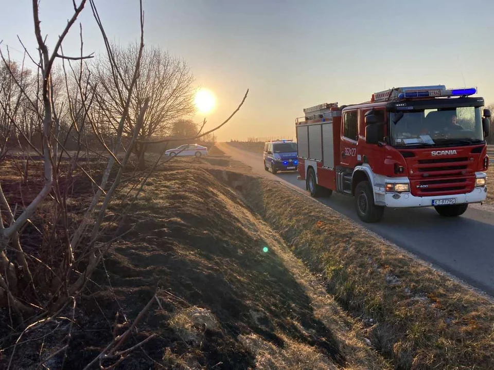 Tragedia pod Tarnowem. Śmierć podczas wypalania traw - Zdjęcie główne