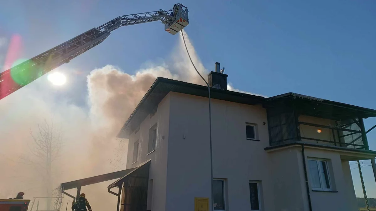 Pożar domu w Jamach. Spłonęła instalacja fotowoltaiczna i dach [ZDJĘCIA] - Zdjęcie główne