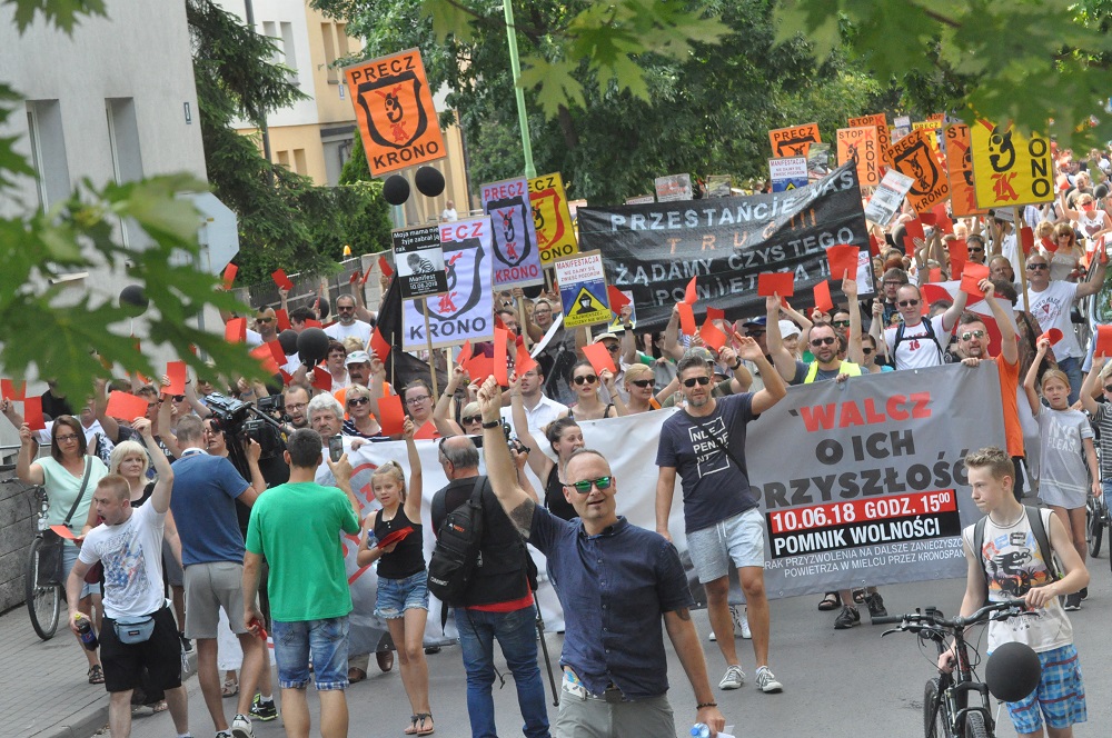 Kilka tysięcy osób protestowało przeciwko zakładowi Kronospan. Przynieśli czerwone kartki dla polityków [FOTO, VIDEO] - Zdjęcie główne