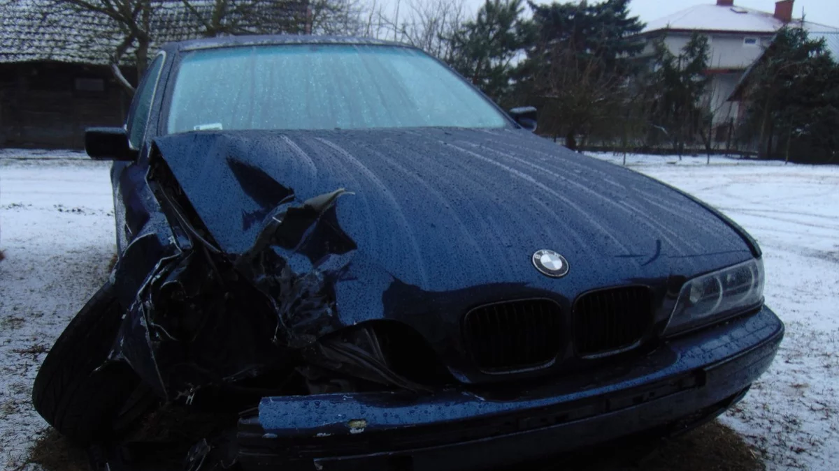 Pijany kierowca BMW uciekł po kolizji. Jakim cudem dojechał do domu? - Zdjęcie główne