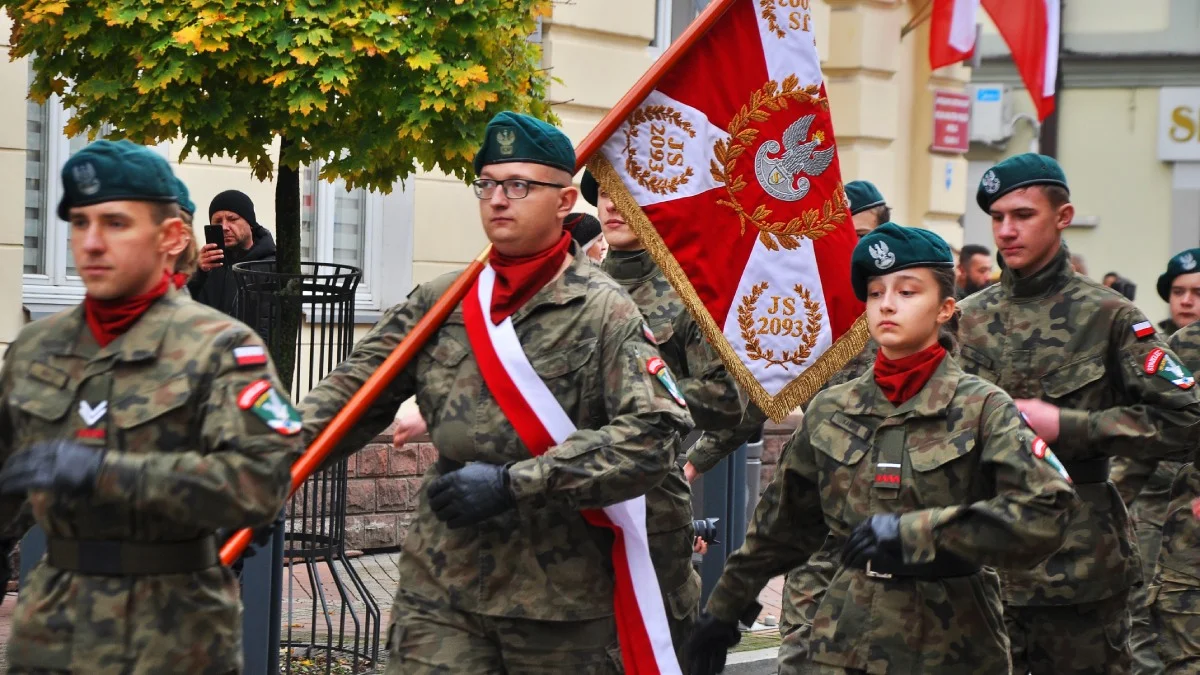 Tłumy i wielka biało czerwona flaga na obchodach Święta Niepodległości w Mielcu [ZDJĘCIA] - Zdjęcie główne