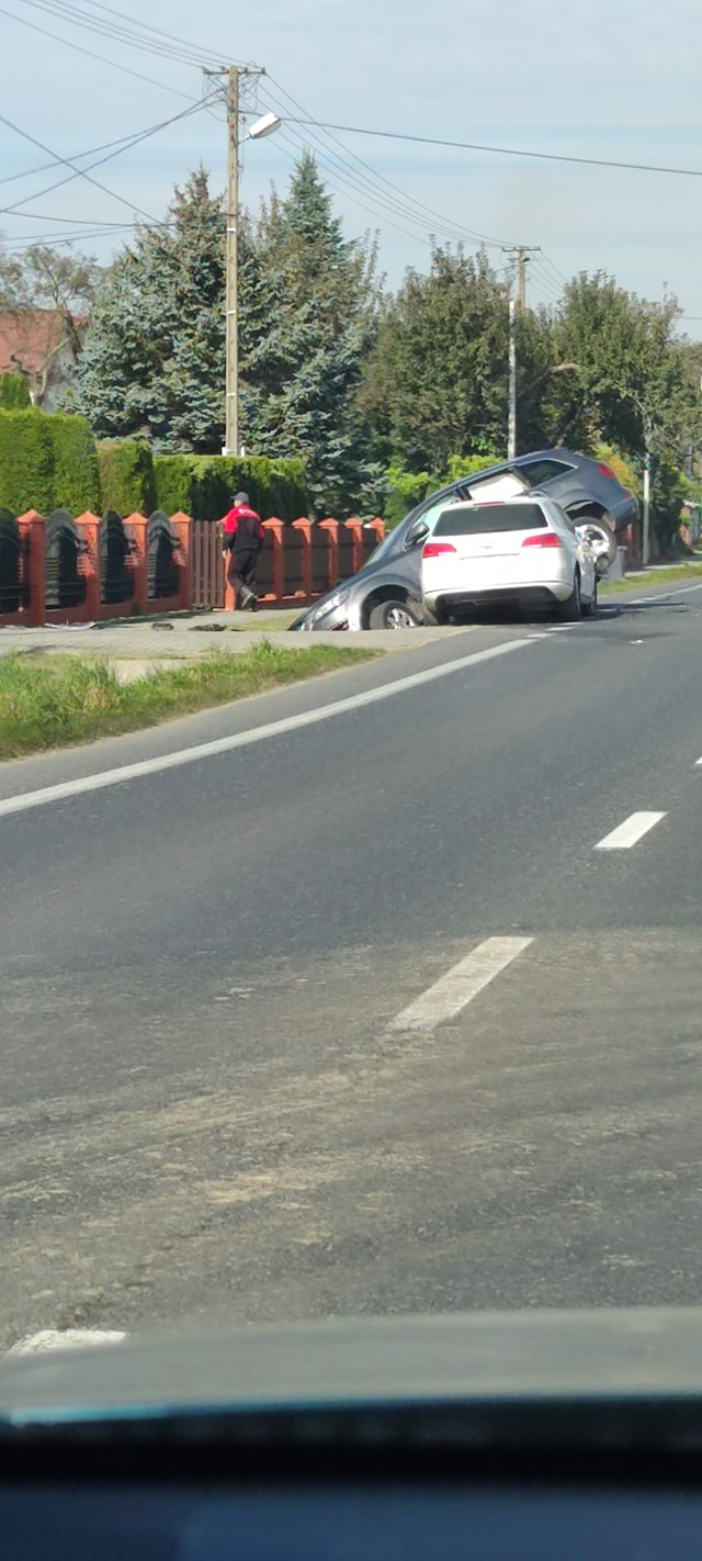 Wypadek w Rzemieniu. Dwie osobówki w rowie