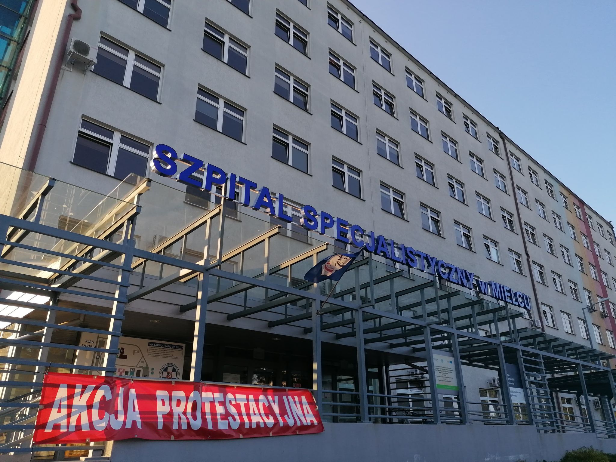 Pielęgniarki protestują w całym regionie! W mieleckim szpitalu flagi na znak solidarności - Zdjęcie główne