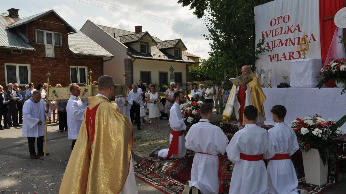 Uroczystości Bożego Ciała w Rzochowie. "Oto Wielka Tajemnica Wiary" [ZDJĘCIA] - Zdjęcie główne