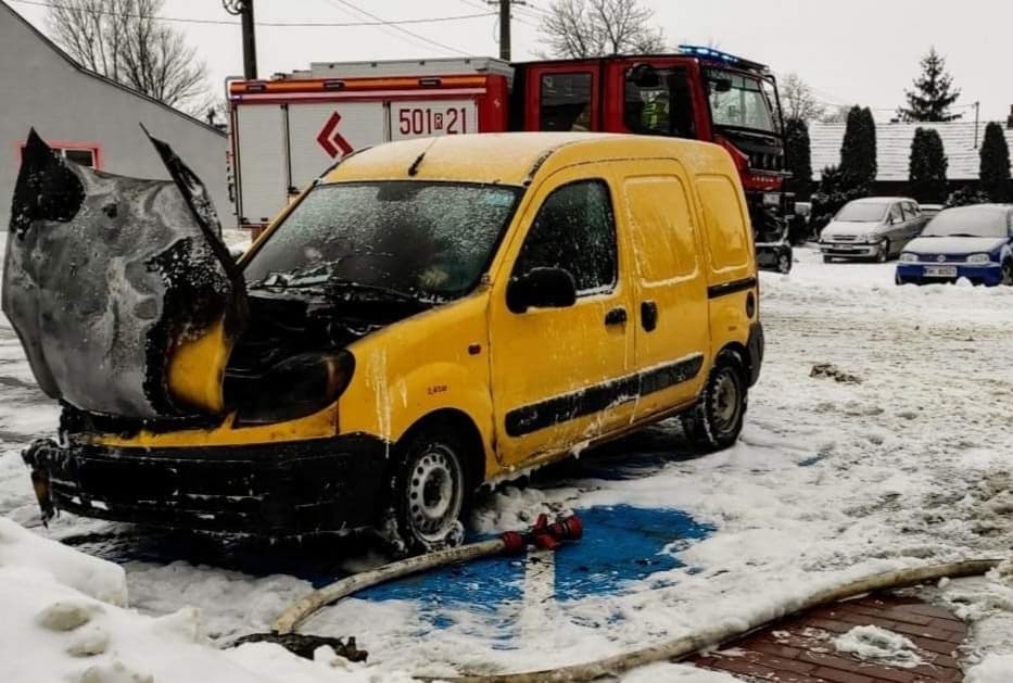 Samochód zapalił się na parkingu przed sklepem [ZDJĘCIA] - Zdjęcie główne