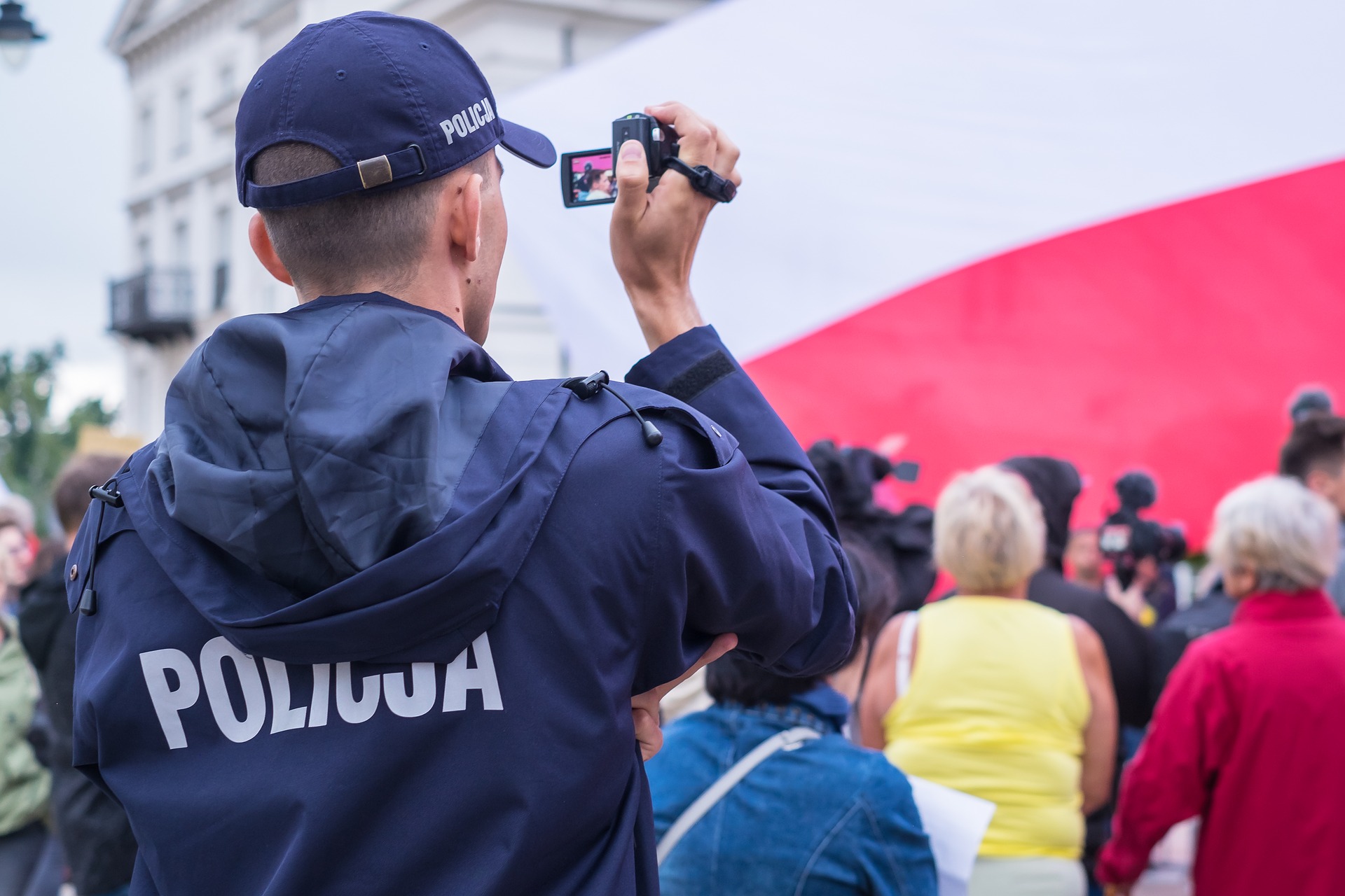 Policja jeszcze poucza. Ale coraz więcej mandatów za brak maseczek - Zdjęcie główne