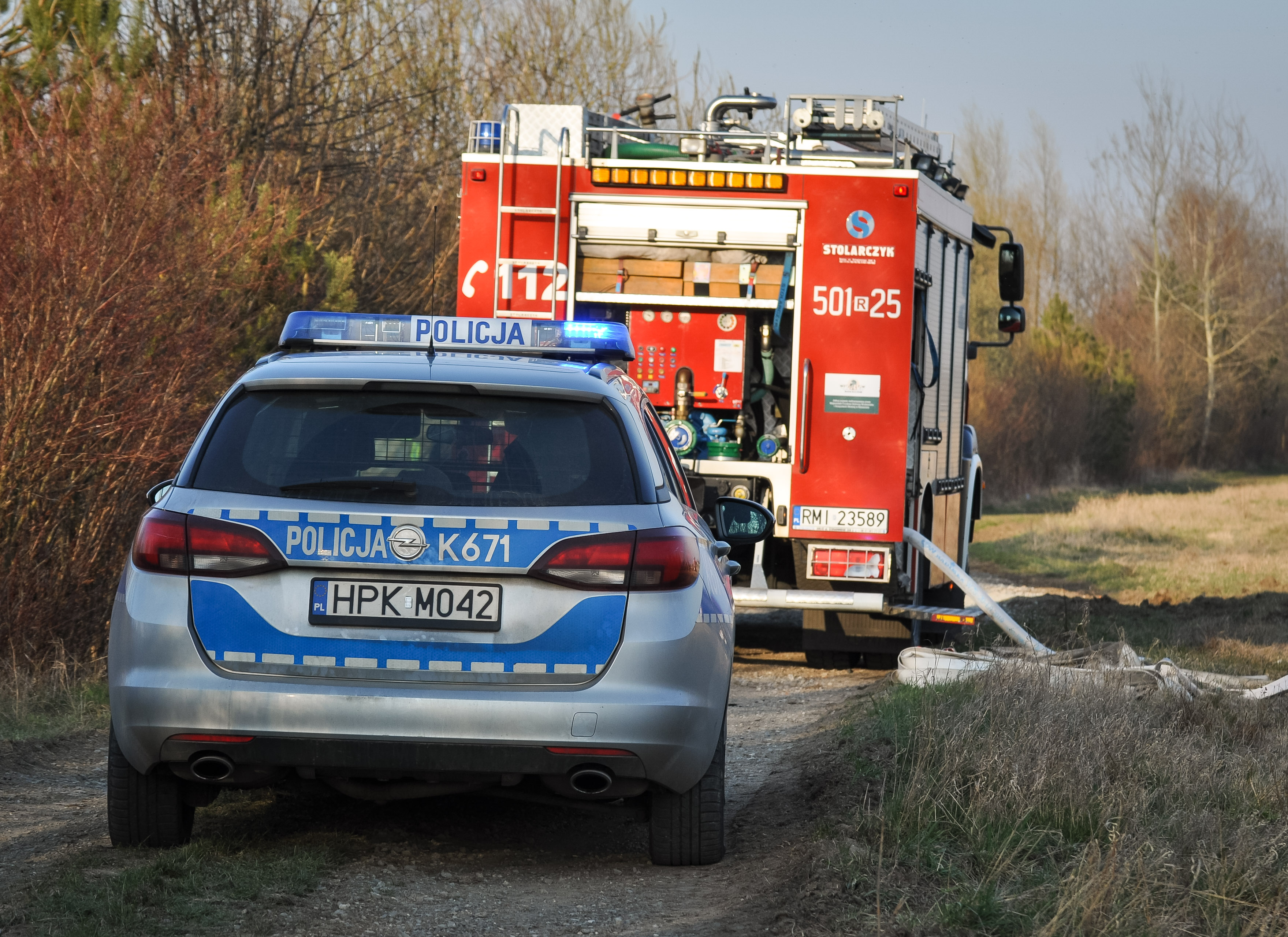  Strażacy gasili pożar traw na nieużytkach rolnych - Zdjęcie główne