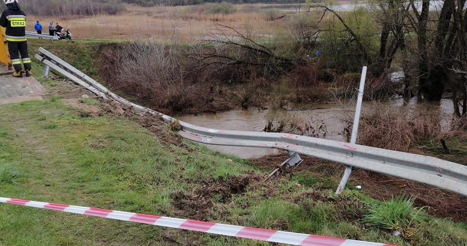 Samochód przebił barierki na mo