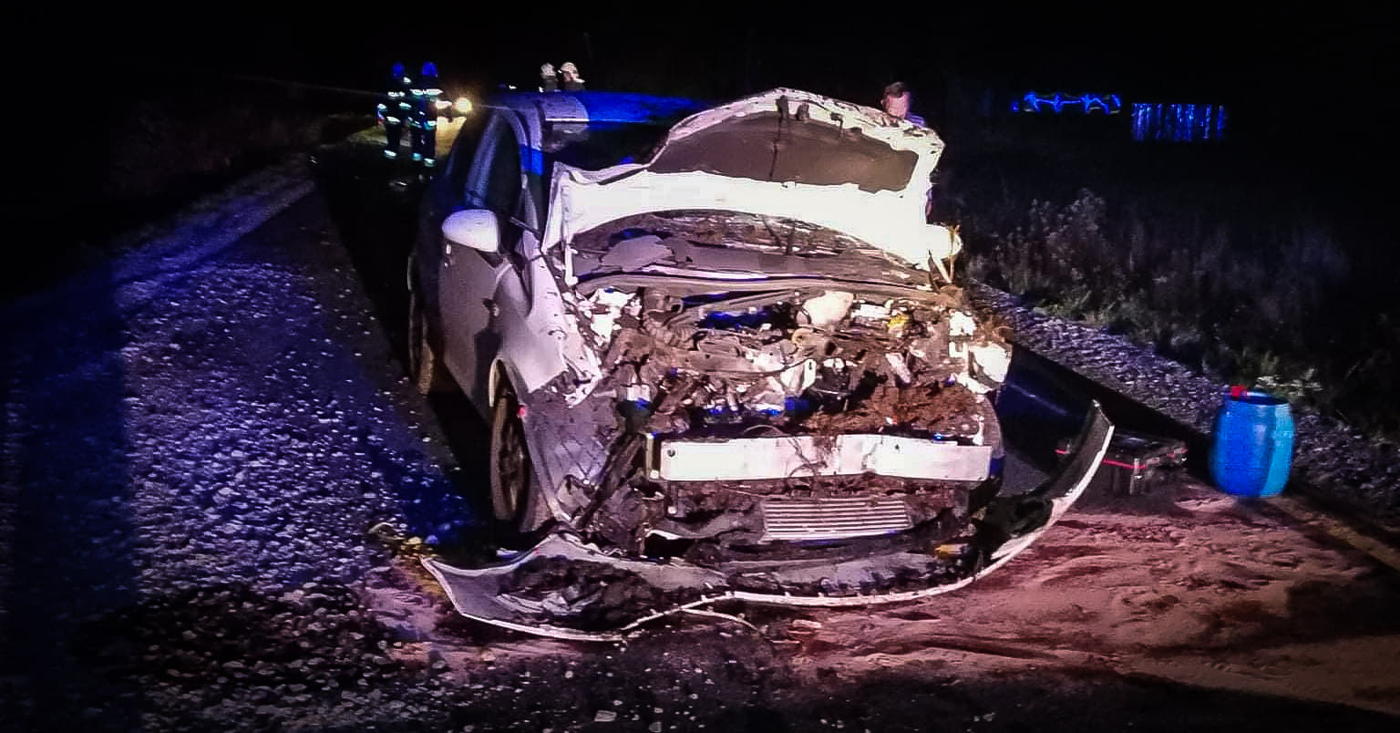 Zderzenie ciągnika z osobówką. Jedna osoba trafiła do szpitala - Zdjęcie główne