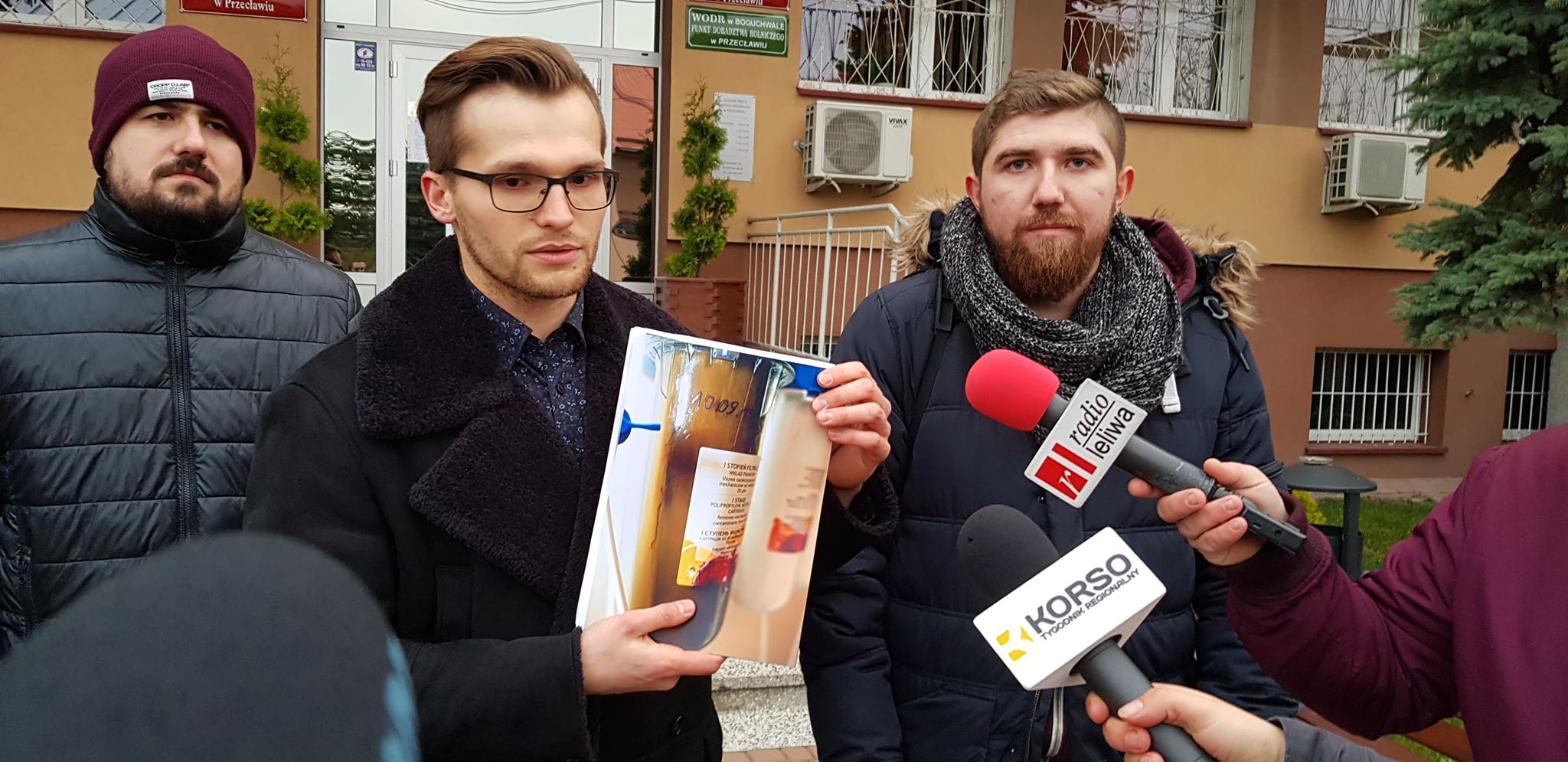Spontaniczna manifestacja w Przecławiu. Mieszkańcy gminy domagają się naprawy sieci wody! [VIDEO]   - Zdjęcie główne