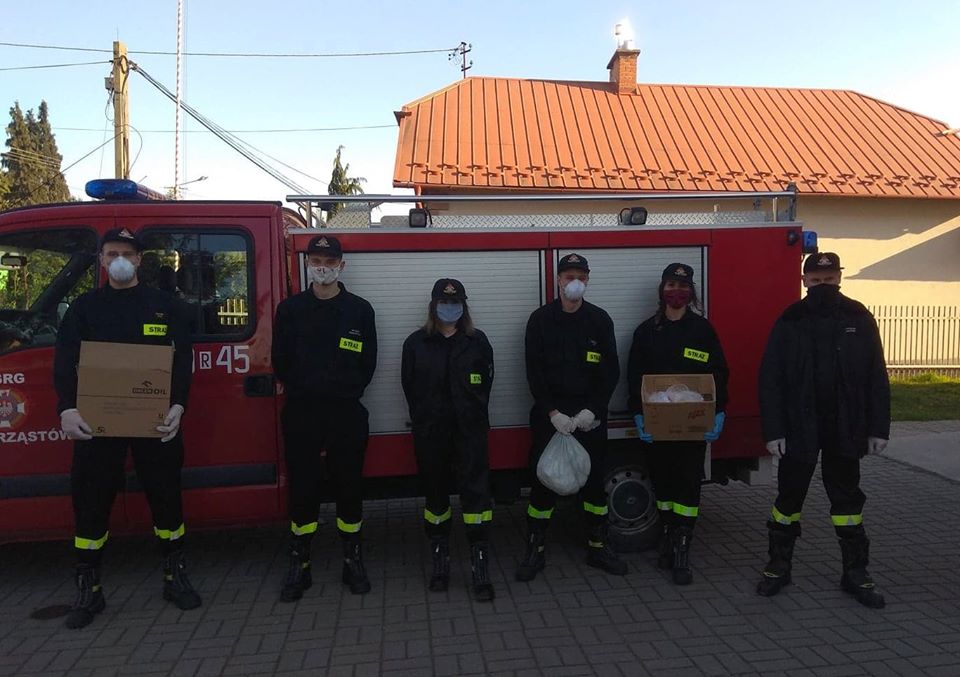 Strażacy z OSP Chrząstów roznoszą maseczki [FOTO]   - Zdjęcie główne