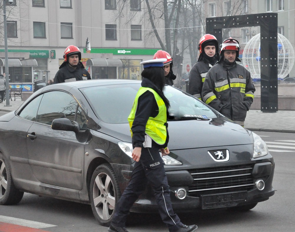 Na pasach na al. Niepodległości w Mielcu, samochód marki Peugeot potrącił 15 - letniego rowerzytę. Droga jest częściowo zablokowana. - Zdjęcie główne