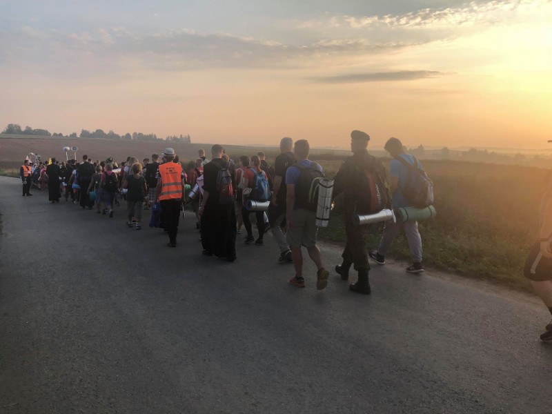 Za nimi już 5 dni pieszej wędrówki na Jasną Górę! Co słychać na pielgrzymim szlaku [FOTO] - Zdjęcie główne