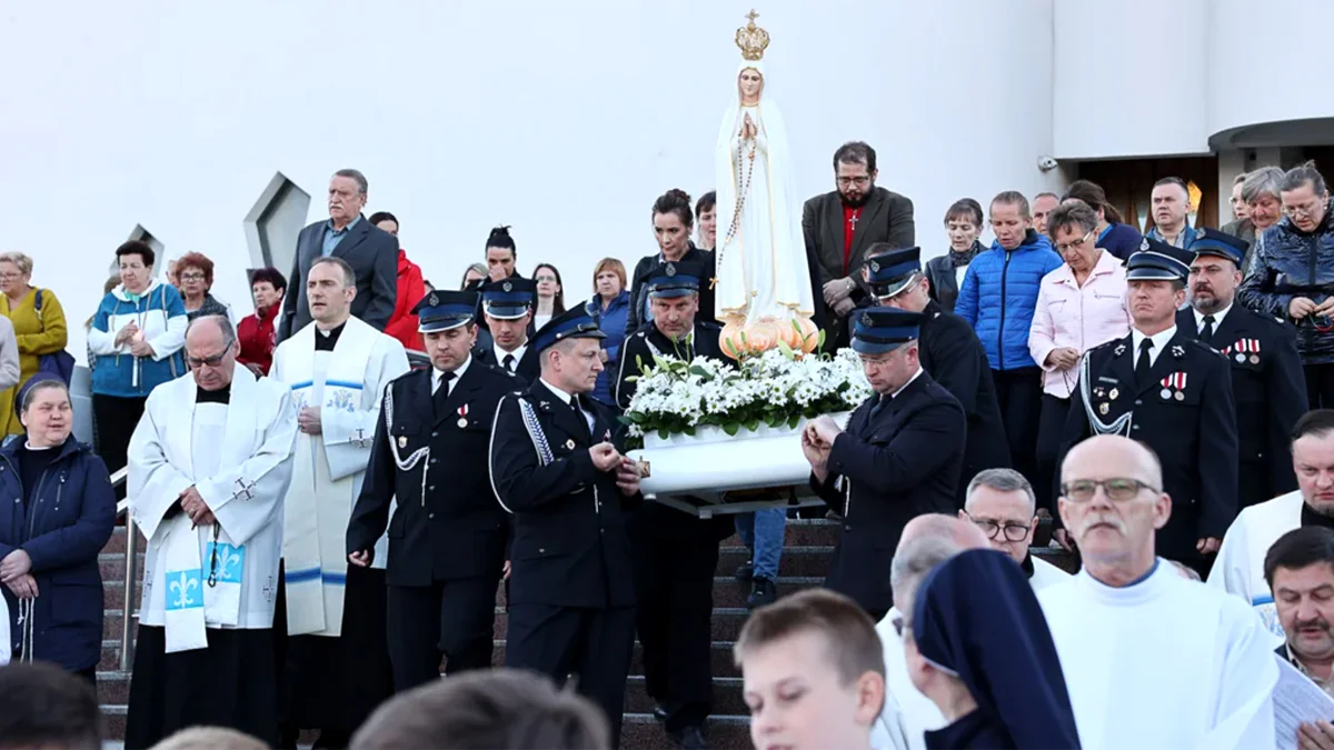 Uroczysta procesja w Parafii Ducha Świętego w Mielcu. Tłum wiernych przeszedł ulicami miasta [ZDJĘCIA] - Zdjęcie główne