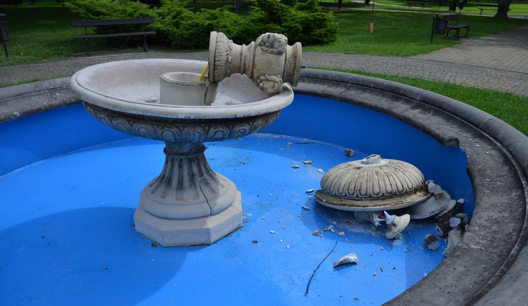 Wandale zniszczyli fontannę na Starówce [ZDJĘCIA] - Zdjęcie główne
