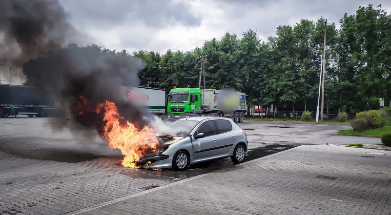 Z OSTATNIEJ CHWILI: pożar samochodu! [FOTO] - Zdjęcie główne