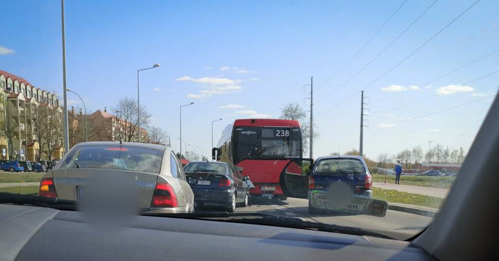 Zderzenie autobusu z samochodem osobowym - Zdjęcie główne