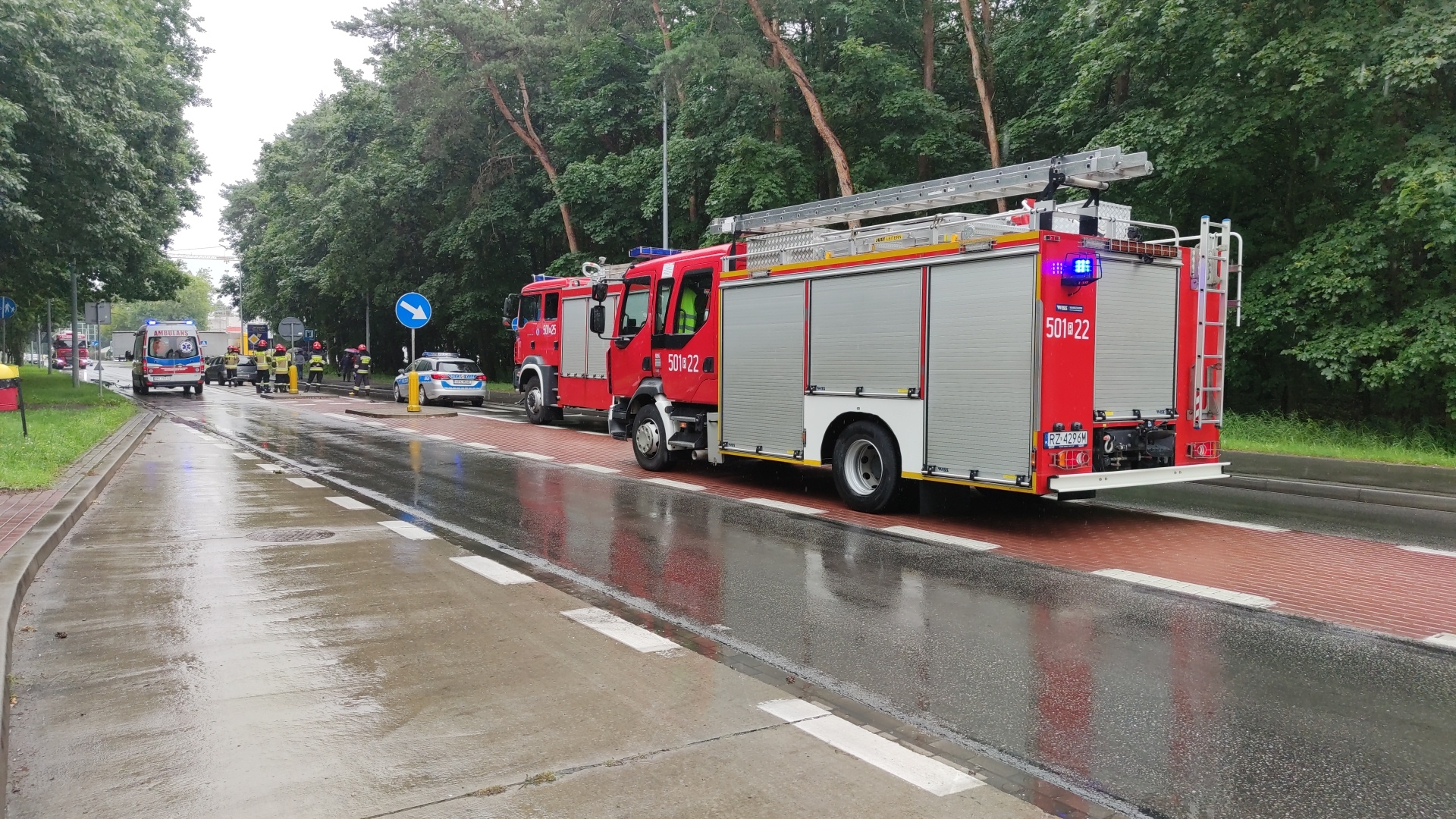 Potrącenie rowerzysty. Droga całkowicie zablokowana! [FOTO, VIDEO] - Zdjęcie główne