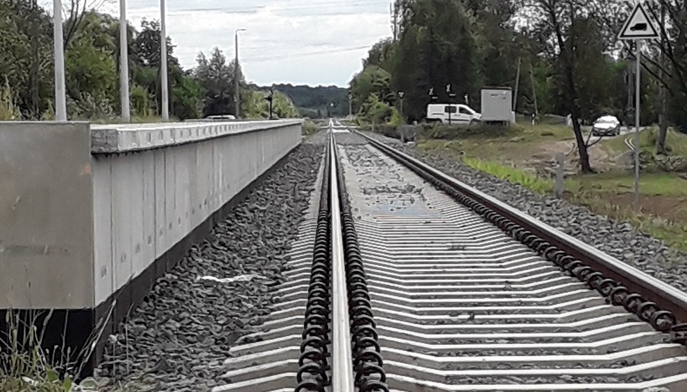 Zapomniano o zbudowaniu dojścia do przystanku. Ludzie  muszą nadrabiać pół kilometra  - Zdjęcie główne
