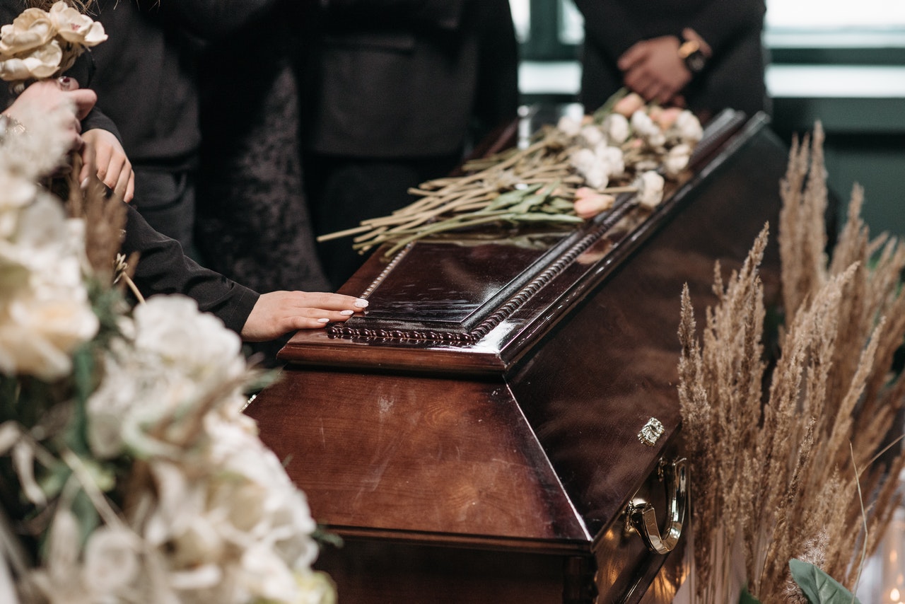 Pracownicy firmy pogrzebowej UPUŚCILI trumnę z ciałem w kościele! - Zdjęcie główne