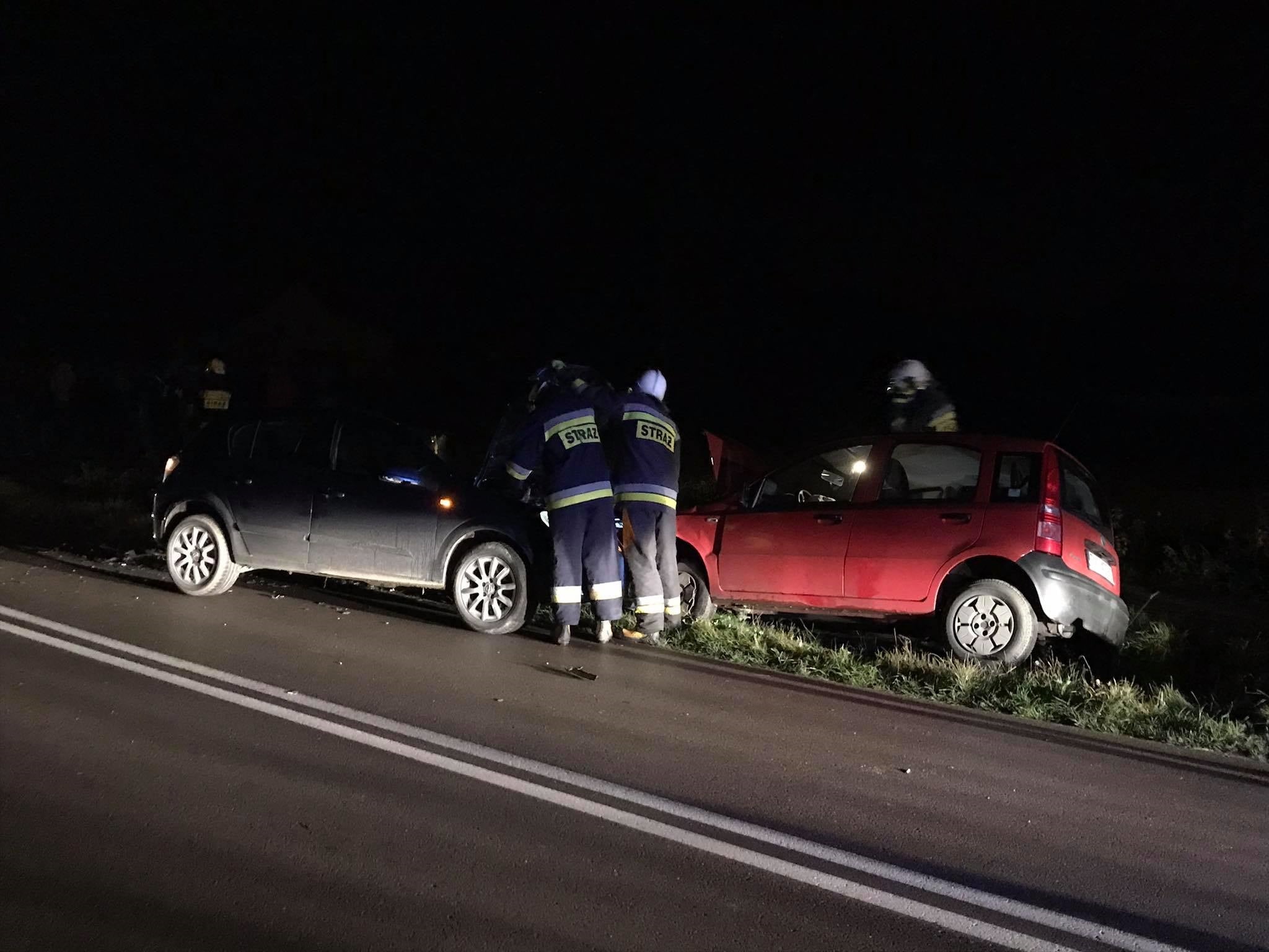 Czołowe zderzenie dwóch aut. Jedna osoba trafiła do szpitala [FOTO] - Zdjęcie główne