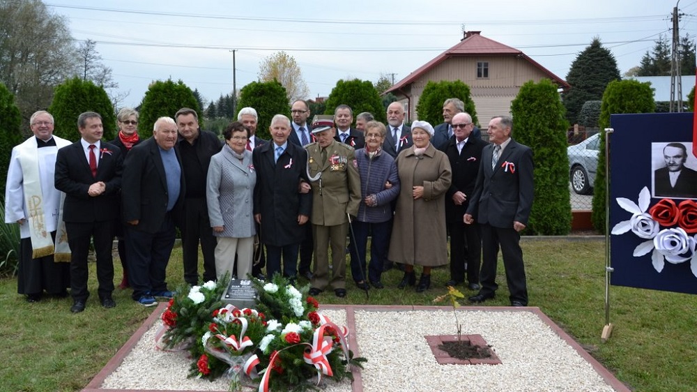  Kolejny legionista z terenu gminy Radomyśl Wielki został uhonorowany. W sobotę przy szkole w Zdziarcu zasadzony został dąb pamięci Wojciecha Kokoszki. - Zdjęcie główne