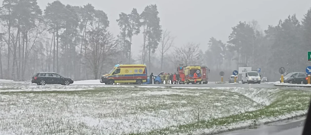 Wypadek na mieleckiej obwodnicy. Kobieta trafiła do szpitala [ZDJĘCIA] - Zdjęcie główne