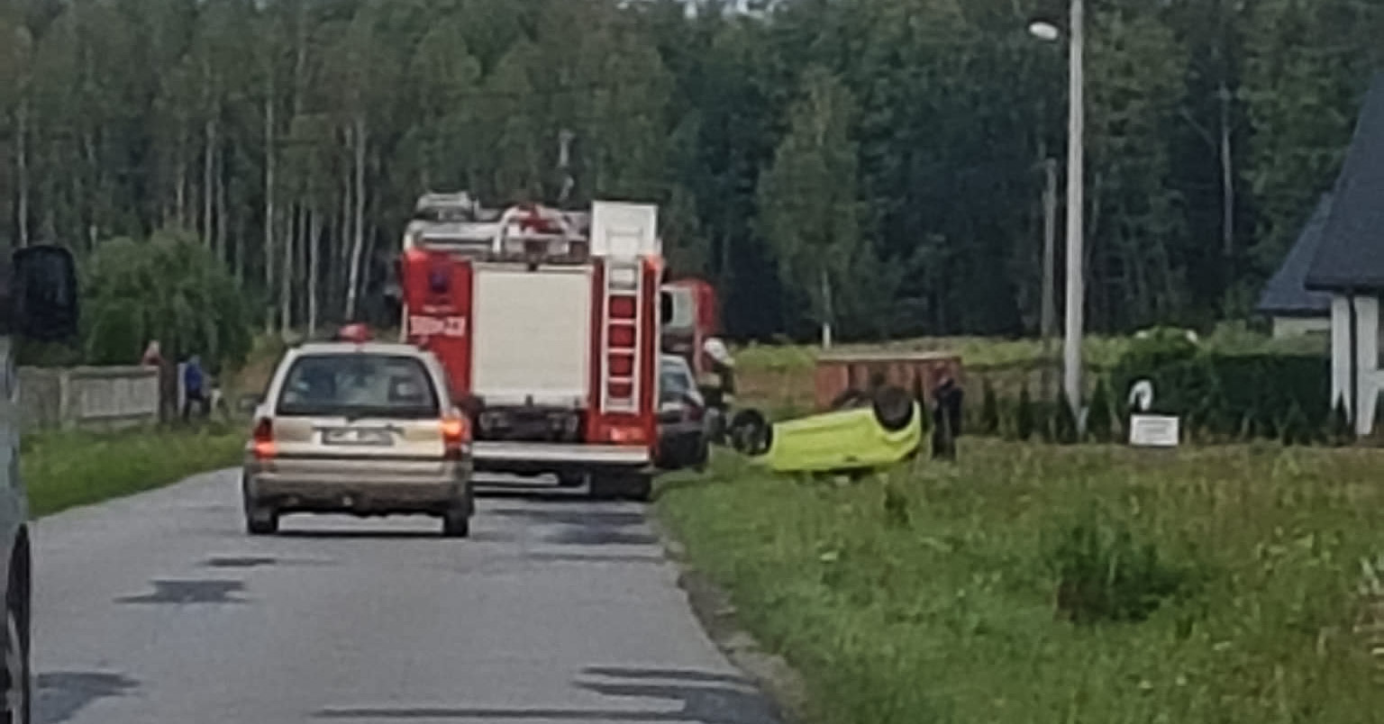 Poranne dachowanie. Jedna osoba w szpitalu! - Zdjęcie główne