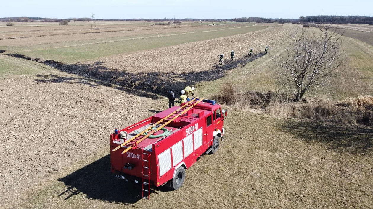 Chrząstów. Pożar w samo południe [ZDJĘCIA] - Zdjęcie główne