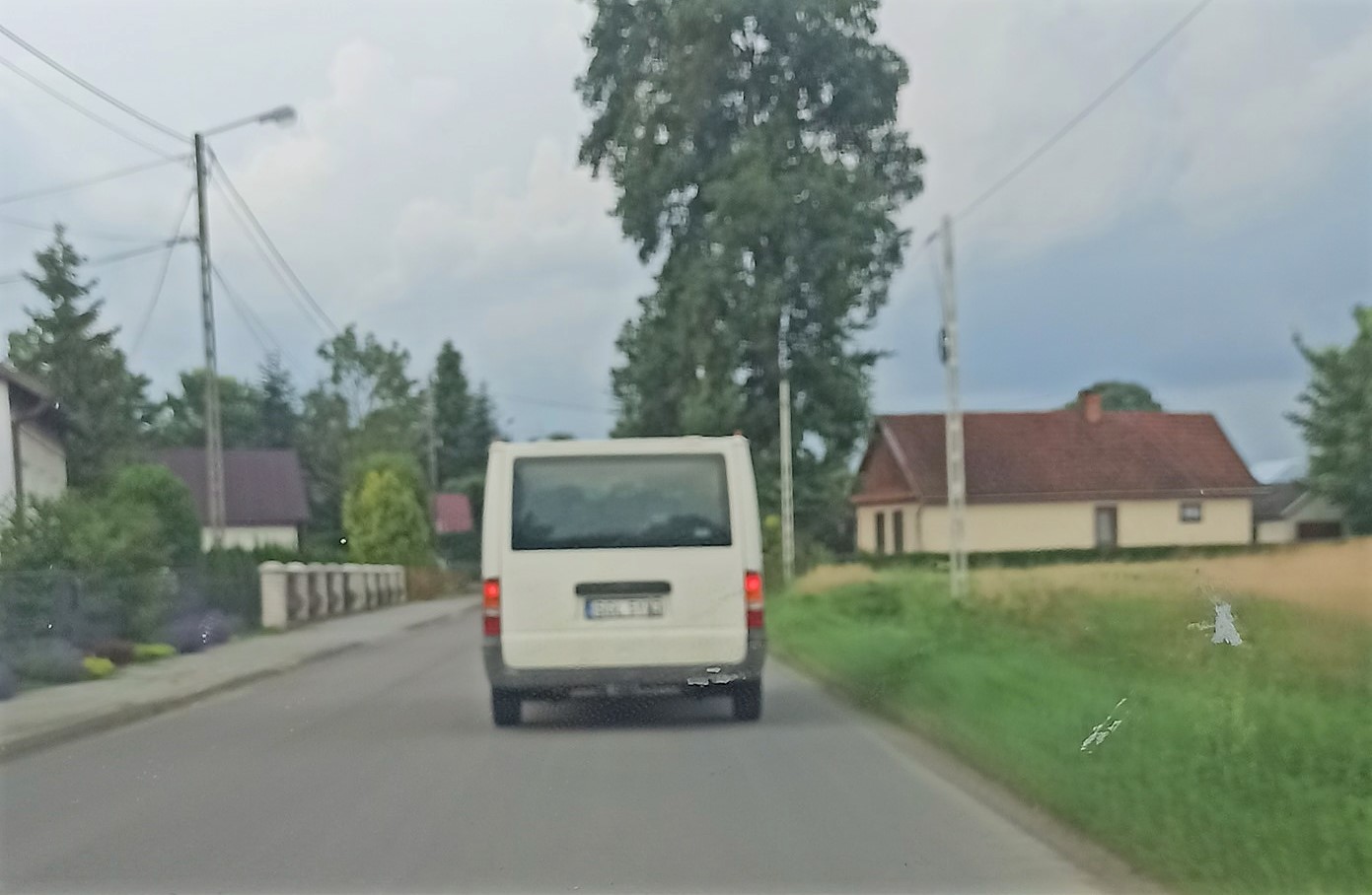 Podejrzany biały bus. Alarm mieszkańców - Zdjęcie główne