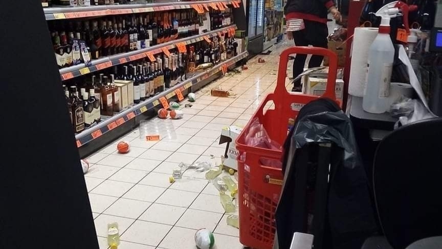 Nietrzeźwa para zdemolowała sklep. Zrzucali najdroższe alkohole