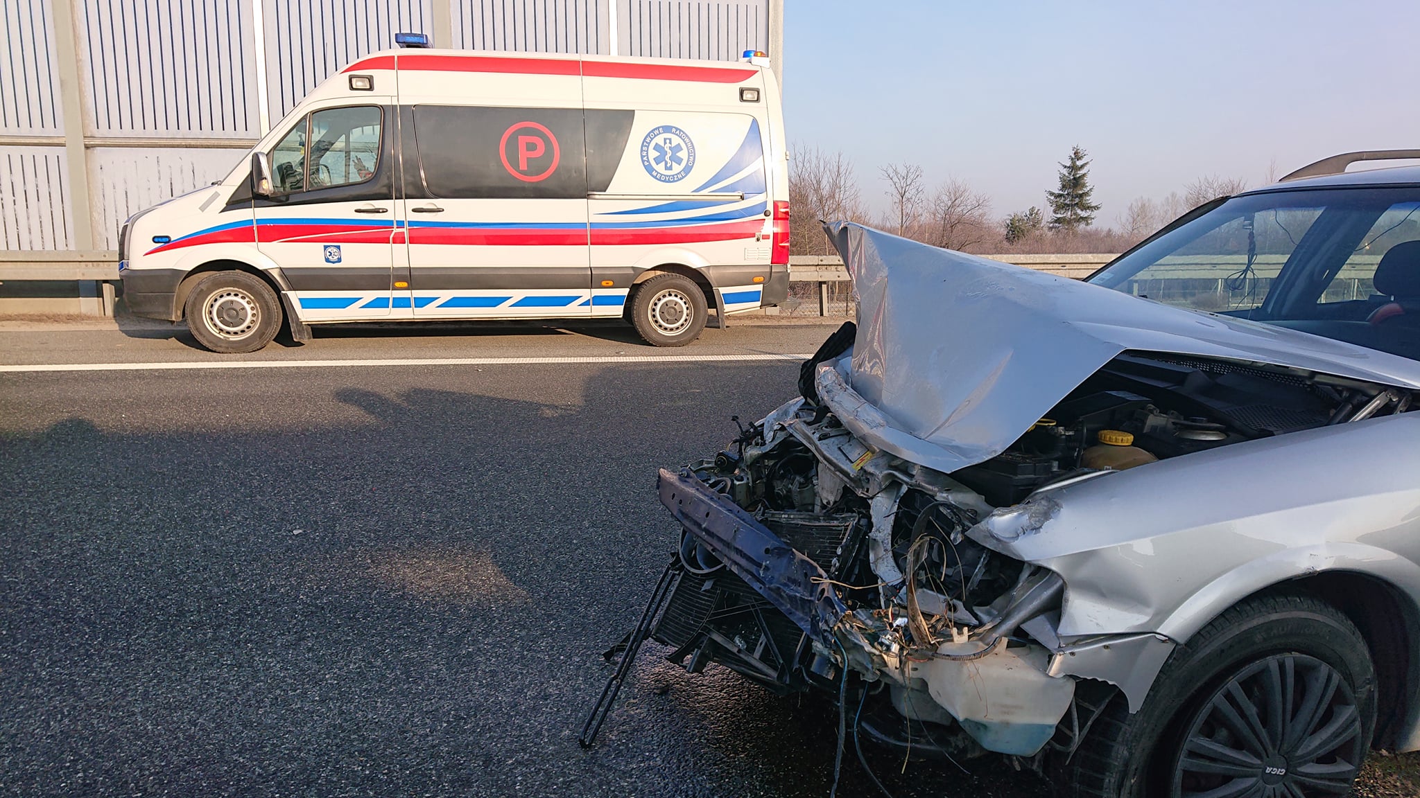 Podkarpacie: Wypadek na drodze krajowej. Auto całkowicie rozbite - Zdjęcie główne