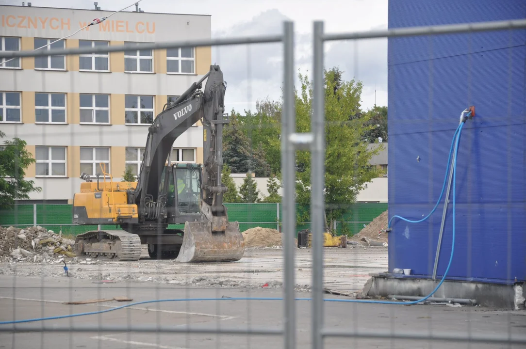 Tak wygląda teraz dawny market Tesco. Mamy zdjęcia z rozbiórki  - Zdjęcie główne